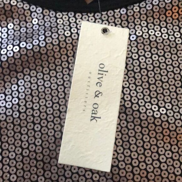 NWT- Olive & Oak Liquid Silver Sequin Top - Picture 5 of 6